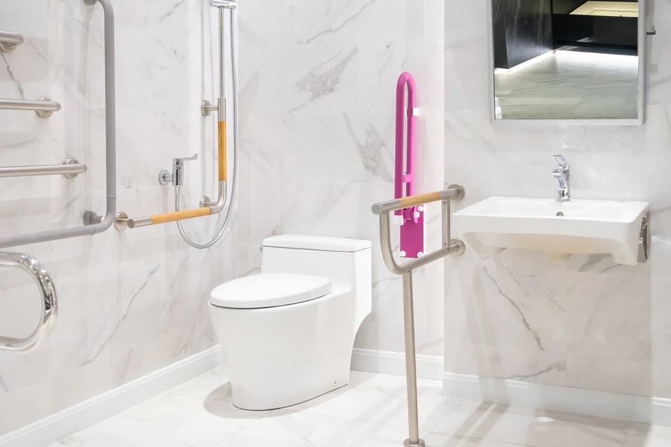Salle de bain adaptée PMR avec équipements d'accessibilité