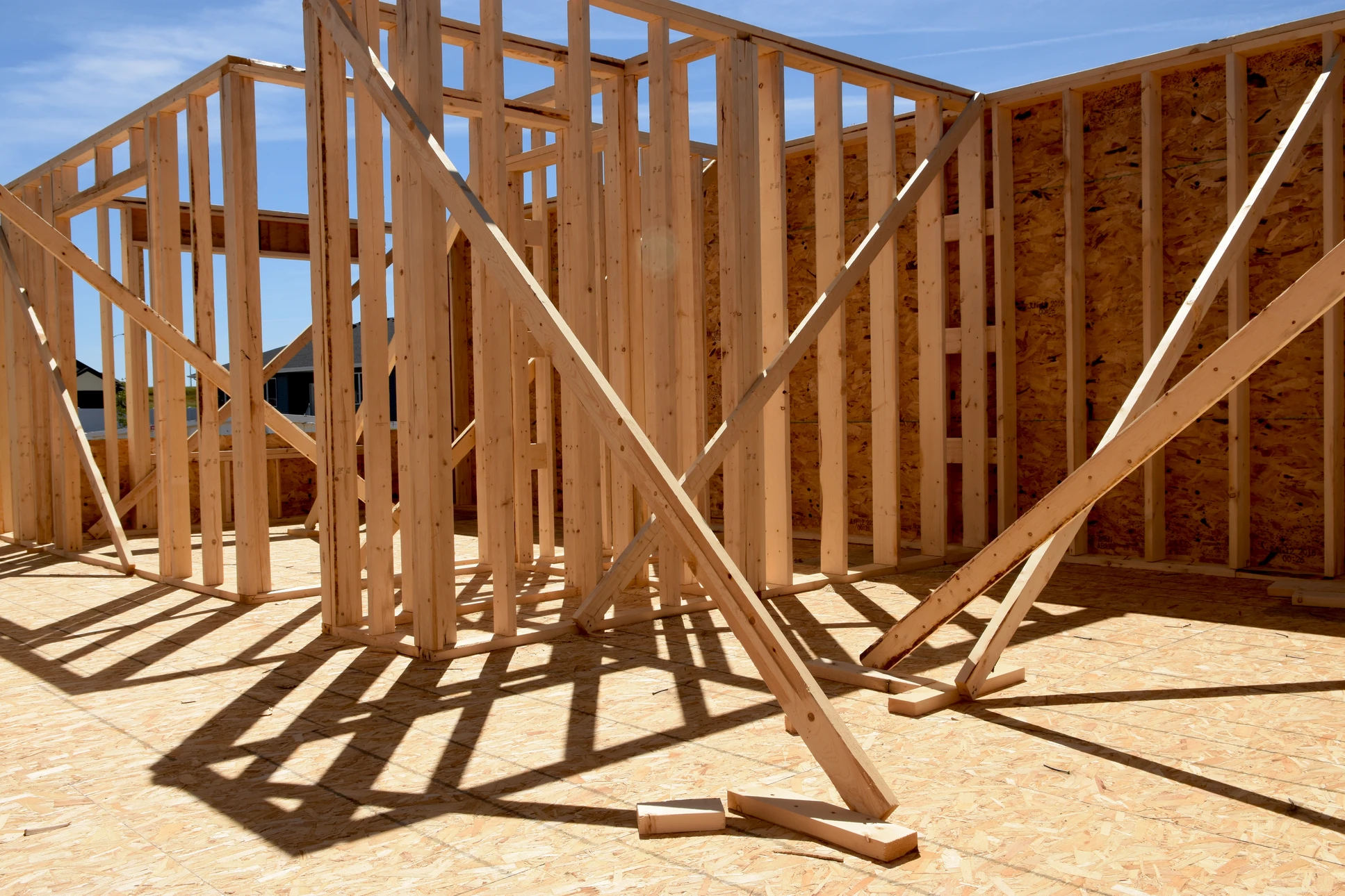 Chantier de construction résidentielle en extérieur sous ciel dégagé