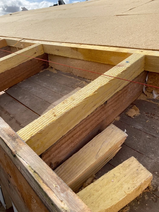 Chantier de toiture en cours, vue extérieure