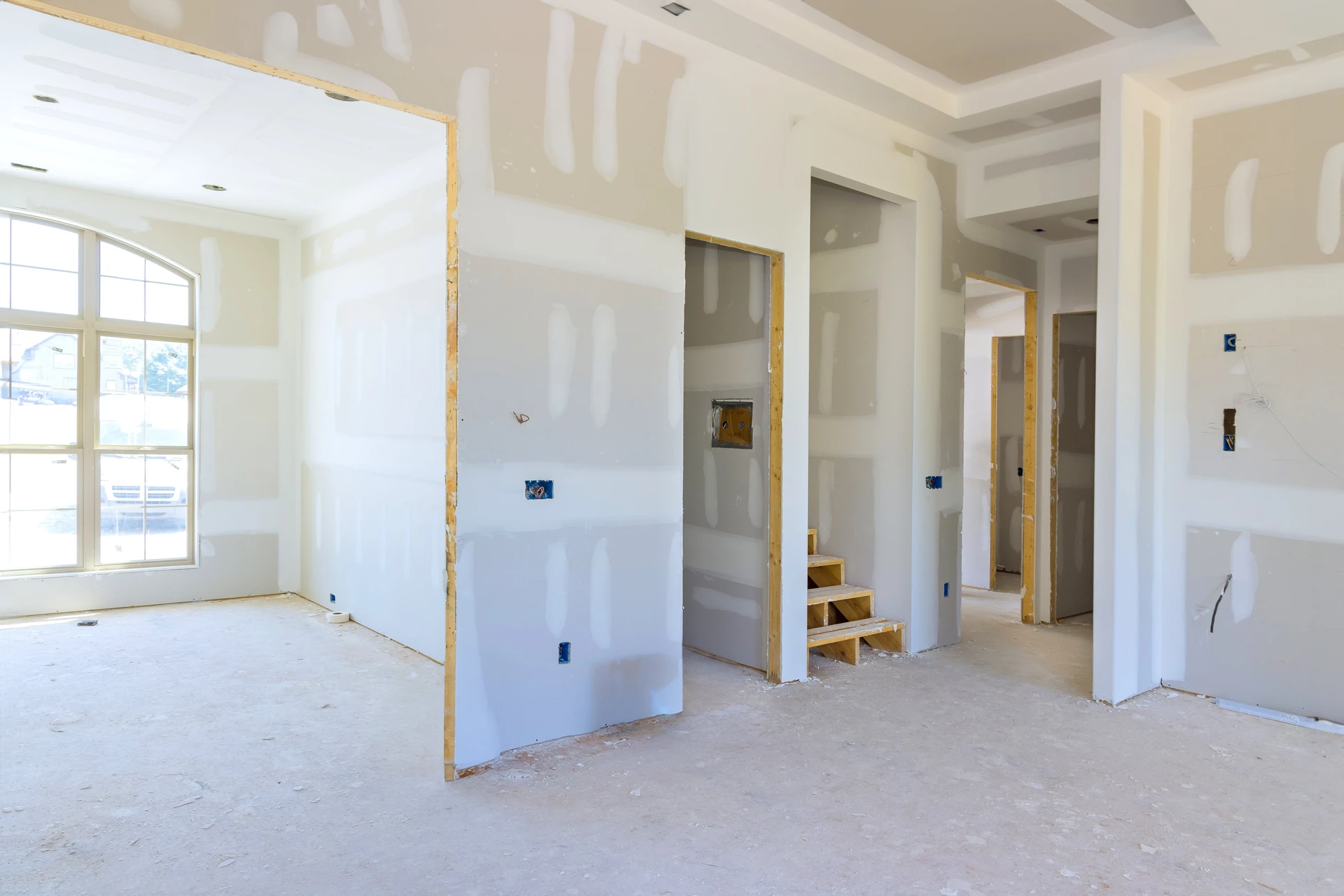 Intérieur de maison en cours de construction avec cloisons sèches partiellement installées