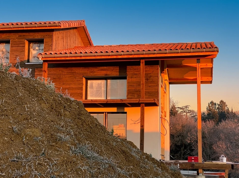 Ouvrier du bâtiment du toit installant du matériau d'isolation du toit sur une nouvelle maison en construction