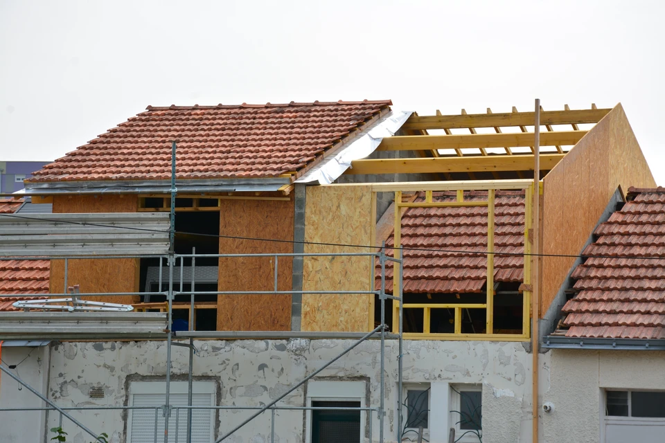 Chantier de construction résidentielle en extérieur sous ciel dégagé