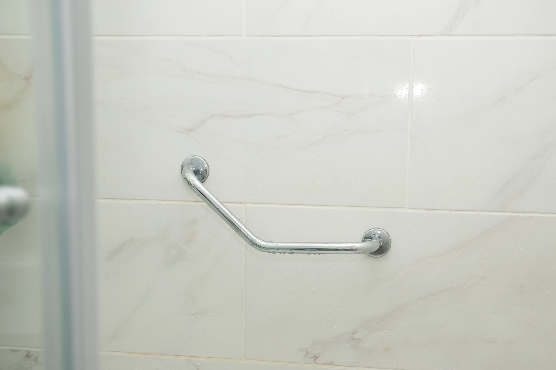 Salle de bain adaptée PMR avec siège de douche rabattable, barres d'appui murales en acier inoxydable, robinetterie thermostatique avec douchette à main réglable