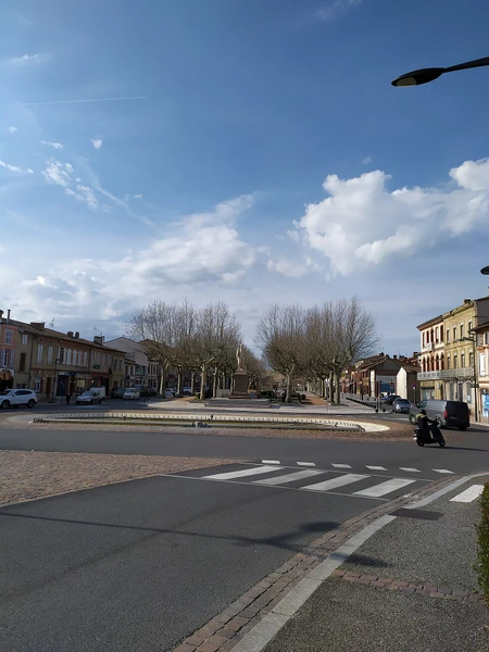 Photographie aérienne ou vue urbaine de Muret (Haute-Garonne) montrant le paysage urbain, les habitations résidentielles typiques de la région, et l'environnement local. La photo doit être prise de jour, en conditions de bonne luminosité, et montrer clairement le caractère urbain/suburban de la zone d'intervention de Kiisol. Perspective large et reconnaissable qui illustre le territoire de Muret.