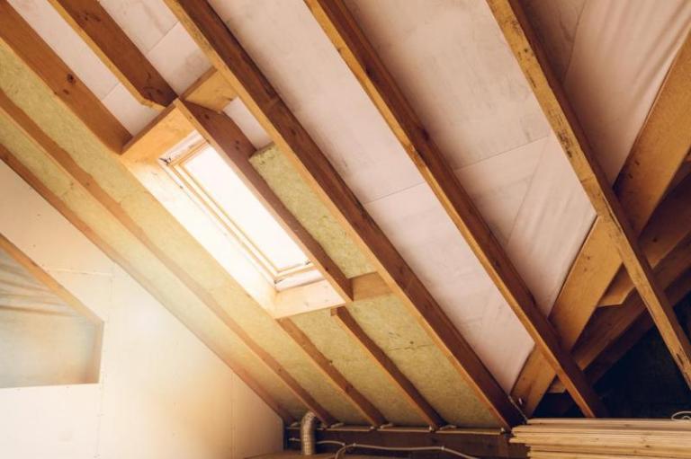 Isolation des rampants : techniques professionnelles pour une maison économe
