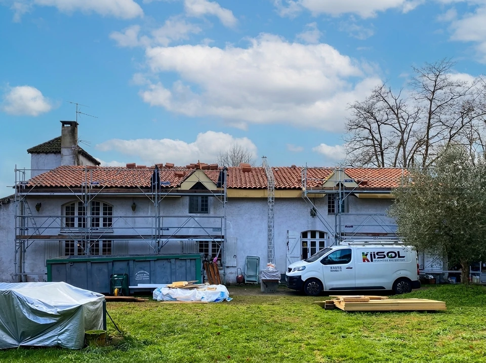 Toiture ancienne en tuiles canal terre cuite avec système de ventilation par ouïes semi-circulaires