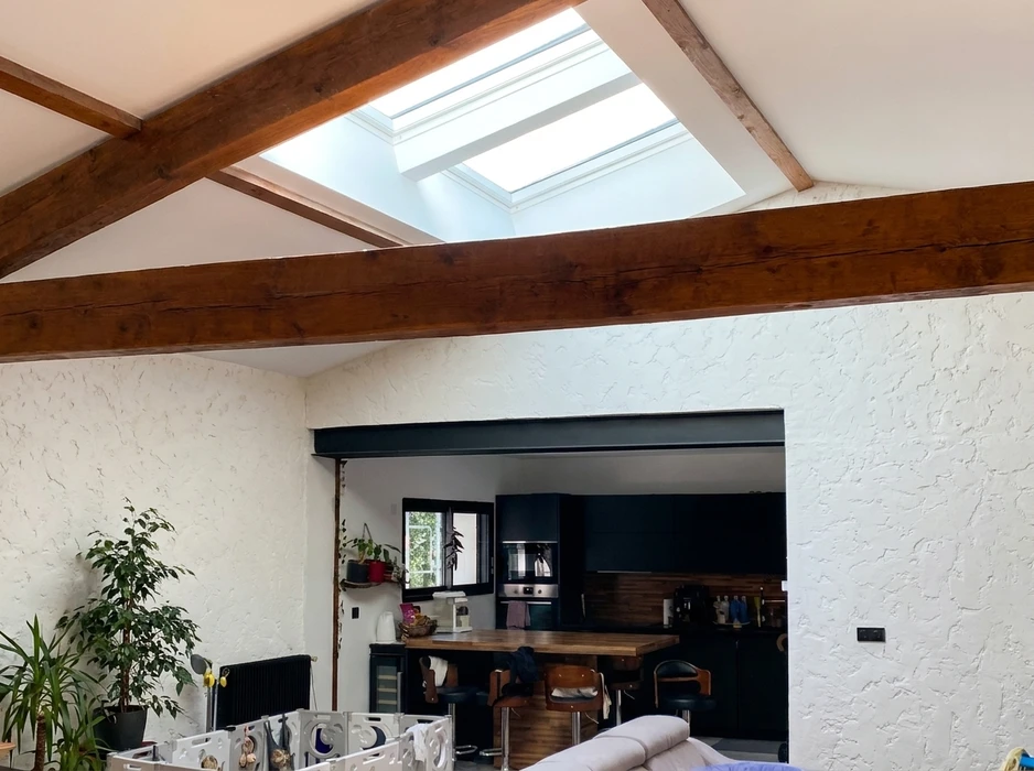 Fenêtre de toit VELUX neuve installée sur toiture en ardoises grises
