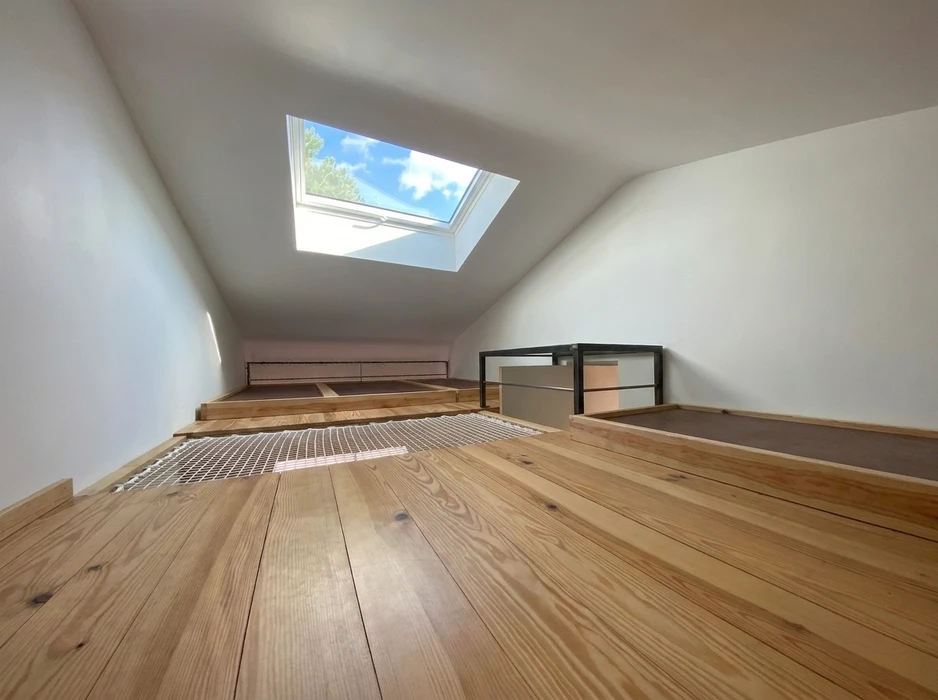Chantier de toiture en extérieur, un ouvrier visible en bordure