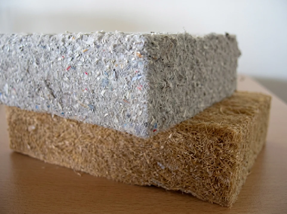 Matériau isolant en fibres naturelles beiges posé sur surface bois